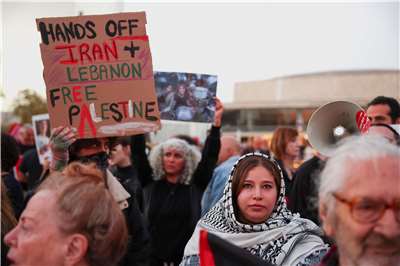以色列民眾在特拉維夫街頭集會抗議，高舉反戰標語，表示反對伊朗戰爭。
