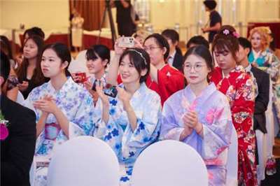 「日中友好成人儀式」活動近日在上海舉行，參與的學生人數據報多於去年，許多身穿振袖和服的中國學生和身穿漢服的日本學生出席。(資料照/翻攝日本駐上海總領事館網頁)