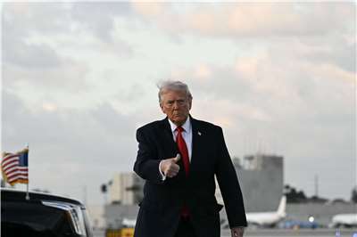 美國總統川普前往海湖莊園度周末，在抵達邁阿密國際機場時豎起了大拇指。(AFP)
