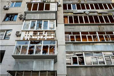 針對烏克蘭戰爭，法新社指出，俄軍在整個作戰前線推進減緩。圖為俄羅斯3日14日對烏克蘭首都基輔展開攻擊，圖為一棟遭受襲擊的住宅區建築。資料照片。