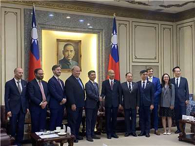 立法院長韓國瑜15日偕同3黨立委接見美國智庫「哈德遜研究所」、「保衛民主基金會」及「胡佛研究所」學者訪問團一行人，雙方代表合影留念。(陳念宜 攝)