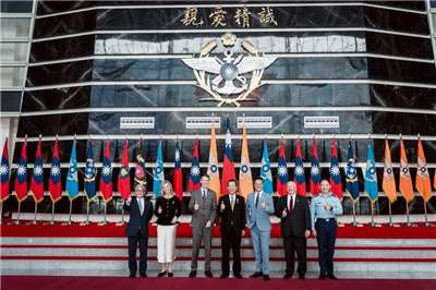 國防部8日表示，部長顧立雄(中)與「共和黨研究委員會」(RSC)國安任務小組訪問團合影。(國防部提供)