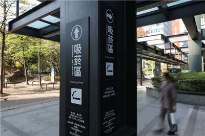 國際間如設有戶外吸菸室，多採「非密閉式」設計，並以遠離建物出入口、主要公共通道及人潮聚集處為原則。圖為台北市信義區商圈設置的戶外吸菸區。資料照。