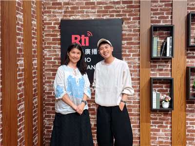 護理師黃芬妮（左）與主持人內克