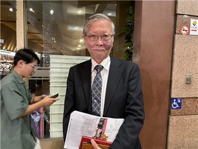 陳歐珀被控收賄、詐領助理費，犯罪所得874萬餘元，遭台北地檢署起訴求刑24年2月。台北地院14日依貪污等罪判陳歐珀16年徒刑，褫奪公權6年，可上訴。民進黨廉政會主委邱駿彥(右)指出，廉政會22日將召開例會，屆時也會討論陳歐珀案，廉政會是合議制，依據廉政條例，最輕至少停權處分，最重可以除名處分。（劉玉秋攝）