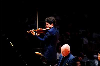 國際小提琴巨星奧古斯汀．哈德利希（Augustin Hadelich）(後)，7日晚與合作長達16年的鋼琴家查爾斯．歐文（Charles Owen）(前)一同登上國家音樂廳，詮釋了橫跨巴洛克、印象派至二十世紀的多樣曲目。(牛耳藝術提供)

