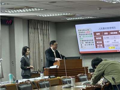 立法院司法及法制委員會審查今年度監察院預算，邀請監察院秘書長黃適卓(後右)、副秘書長王增華(後左)列席備詢。(趙婉淳 攝)