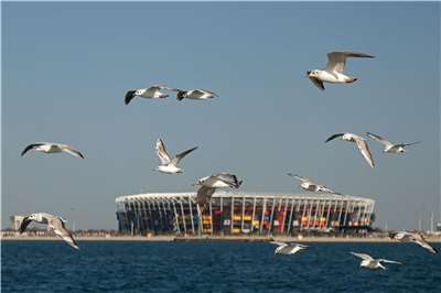 卡達交通部宣布，當地海運將從12日起恢復運作，不過外媒認為，這不代表荷莫茲海峽可以完全通行。圖為卡達多哈米納區974體育場周邊的海濱區。（APF）