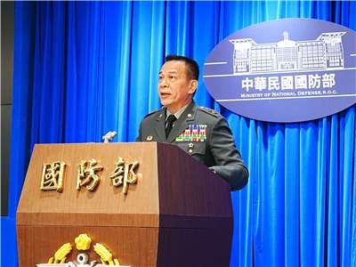 金門防衛指揮部傳出金門守備大隊何姓隊長，涉嫌以包裹郵寄方式購買二級毒品安非他命至營區。陸軍參謀長陳建義2日在國防部例行記者會上表示，陸軍在案發後，已火速將何員調職，並由金防部派遣高階幹部代理其職務。(記者楊仁翔 攝)