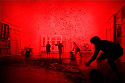 德國重量級導演克里斯多福．魯賓（Christopher Rüping）攜與柏林德意志劇院合作的《不過就是世界末日》5月1日至3日登上兩廳院TIFA台灣國際藝術節。《不過就是世界末日》(Thomas Aurin 攝／兩廳院提供)