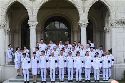 泰國總理阿努廷(Anutin Charnvirakul）和內閣成員在皇室宣誓典禮前的大合照。