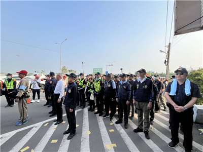 針對大甲媽進香隊伍再次發生衝突，警政署今天(19日)表示，已積極擴大追查涉案者嚴辦，並強化後續遶境沿線安全維護機制。圖為彰化縣警察局在大甲媽進香沿途部署強力警力，防範衝突發生。(圖取自彰化縣警察局彰化分局粉專)