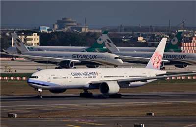 國際油價飆升，不只航空客運燃油附加費調漲，貨運燃油附加費也再度調漲。圖為華航、長榮及星宇航空航機於桃園國際機場同框畫面。資料照。