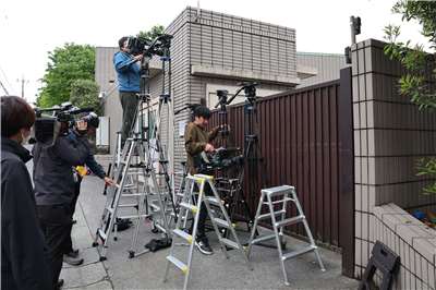 大批記者聚集東京福生市警察署前，採訪一名男子持鐵槌攻擊高中生案。