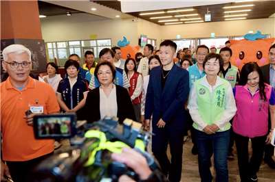 運動部長李洋(右三)8日前往參加彰化和美全民運動館啟用典禮，彰化縣長王惠美(右四)趁機拿出體育建設案請求幫忙，不過李洋以「預算沒有通過」為由拒收。(圖取自彰化立委陳素月臉書)