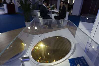 圖為2024年11月在北京國際半導體展中，上海華虹集團展示的晶圓。資料照片。