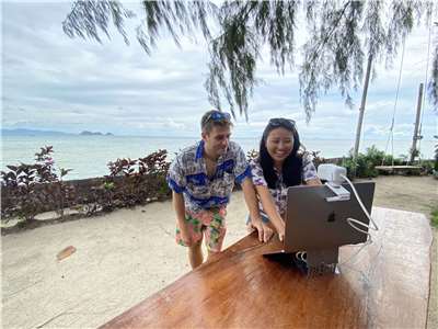 甲思敏(右)從上班族轉成數位游牧者，至今已長達7年。(甲思敏Jasmine提供)