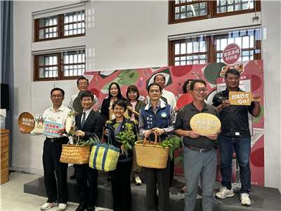 客委會主委古秀妃(前排右三)歡迎大家一起到客庄市場採買與品嚐在地特色小吃，進一步認識客家文化。(楊雨青攝)