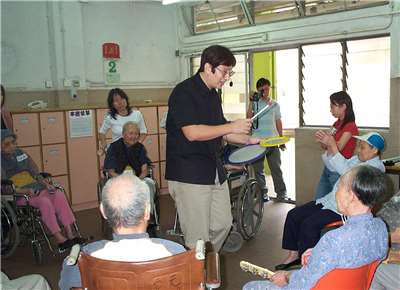 伍博士為長者進行音樂治療