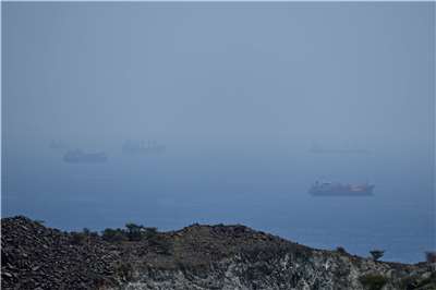 伊朗22日在荷莫茲海峽向一艘貨櫃船開火。圖為多艘油輪與散貨船停泊荷莫茲海峽。資料照。