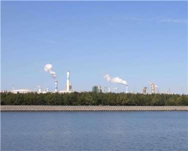 經濟部為因應中東戰火影響而準備調度台塑麥寮電廠燃煤機組短期發電3個月，卻引來台中市長盧秀燕批評，經濟部表示，麥寮電廠加入是短期措施，還可視情況減輕台中電廠用煤，不理解為何反對。圖為六輕麥寮電廠。(維基百科/CC BY 3.0)