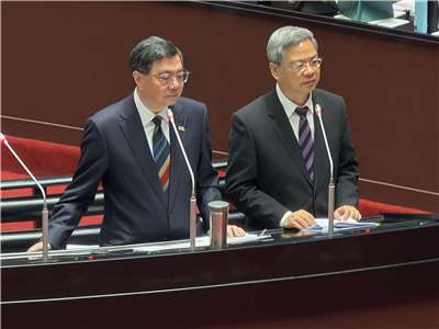 行政院長卓榮泰(左)17日表示，政府正在優化無人載具的發展與管理機制，交通部也正在優化無人載具的管理規則。(鄭佑漢 攝)