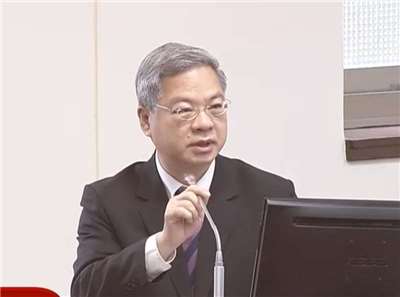 經濟部長龔明鑫16日在立法院答覆有關綠能發電占比的質詢 。(圖擷自國會頻道)