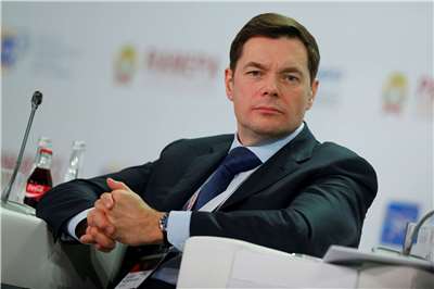 俄羅斯億萬富翁摩達雪夫（Alexey Mordashov）(圖)所 擁有的超級遊艇，穿越遭封鎖的荷莫茲海峽。資料照片。