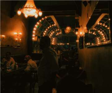 美伊戰爭引發能源短缺，埃及政府近日實施提早關門的新規定，對於慣於夜生活的開羅人來說，這無疑是一大震撼。示意圖。(Photo by Kyrillos kamal on Unsplash圖庫)