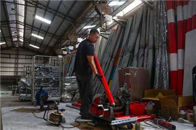 台經院公布3月製造業景氣燈號，燈號由代表景氣「低迷」的黃藍燈，轉為「持平」的綠燈。圖為工廠工作人員正進行廠區設備維護工作。資料照。