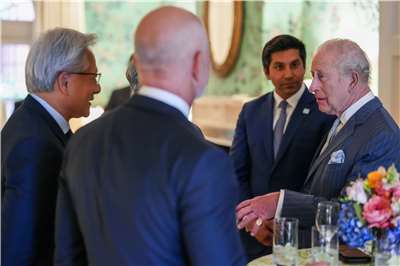 英國國王查爾斯三世會見美國科技領袖，與輝達執行長黃仁勳(左二)和亞馬遜執行長貝佐斯(左一)等人交談。