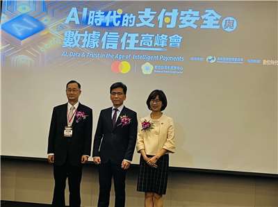 金管會主委彭金隆(中)出席「AI時代的支付安全與數據信任高峰會」強調，金管會高度關注AI Agent的發展，將研擬安全、責任歸屬相關因應方案。圖左為聯卡中心董事長桂先農。圖右為萬事達卡台灣區董事總經理陳懿文。(陳林幸虹 攝)