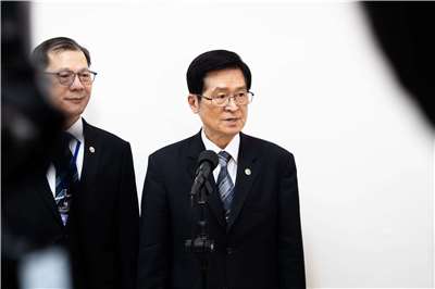 針對中國跨境脅迫導致總統暫緩出訪非洲友邦一事，退輔會主委嚴德發22日表示，這彰顯出中共政權的蠻橫無理，對此表達嚴厲的譴責。(楊仁翔 攝)