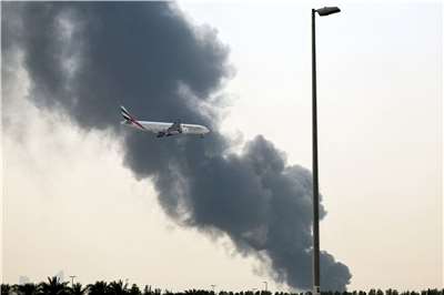 從美國與以色列對伊朗展開軍事行動以來，阿拉伯聯合大公國已經遭遇伊朗高達2500枚飛彈與無人機攻擊，因而對伊朗態度出現轉變。圖為3月16日一架阿聯酋航空班機在杜拜國際機場附近準備降落時，遇到伊朗無人機對機場附近設施攻擊的險境。(AFP)