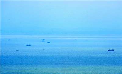 紐西蘭皇家空軍28日表示，紐軍偵察機在監控北韓規避國際制裁活動時，發現疑似海上非法貨物轉運。圖為北韓船隻在黃海作業資料照。(AFP)