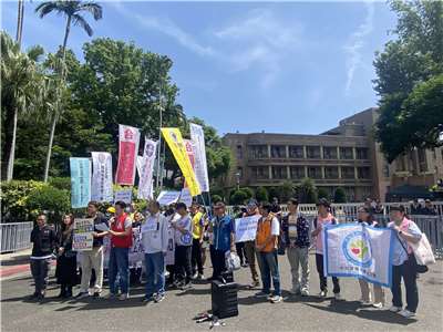 超過20個關注公務體系勞動權益的民間團體今天(27日)齊聚行政院門口召開「公務體系勞動者集結！要薪資待遇正常化！」記者會。(陳念宜 攝)