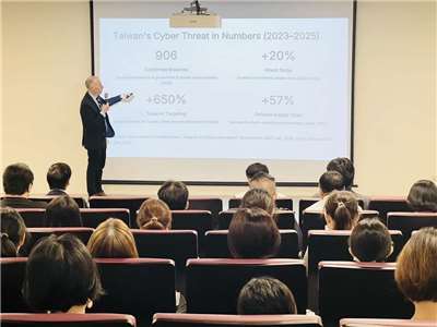 美國在台協會(AIT)在社群平台發文表示，高雄分處邀請美國資安專家Guillermo Christensen與台灣學者交流對網路威脅的觀察 (圖取自AIT臉書)