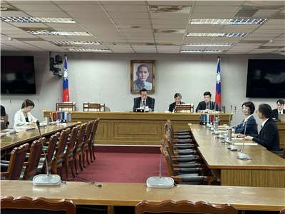 民眾黨團今天(20日)召集朝野協商，討論本會期延會案，民眾黨團在會中再提修正動議，從原本延會至7月31日，再延長至8月31日。(趙婉淳 攝)