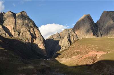 台灣旅行團24日在甘肅搭乘甘加秘境遊園車翻車，造成1死12傷。圖為甘肅甘加秘境。(圖取自百度百科)