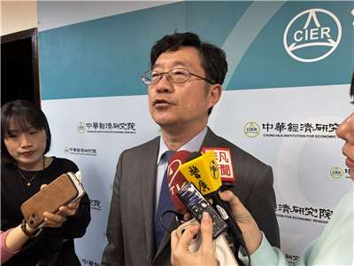 中經院院長連賢明指出，受到中東地緣政治衝突升溫，推升原物料價格並干擾供應鏈運作，不過預期戰事可望在4月中旬告一段落。(楊文君攝)