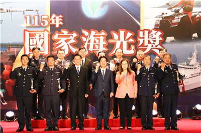 海巡署28日舉行首屆「國家海光獎」頒獎典禮，賴清德總統(前排中)親臨表揚五大領域有功人員。(海巡署提供)