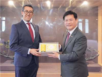 外交部長林佳龍(右)在接待瓜地馬拉財長曼高斯(Jonathan Menkos，左)時表示，會積極將台、美合作拓展至中美洲地區 (圖取自林佳龍臉書)