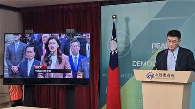 陸委會發言人梁文傑在記者會上，播放央視新聞報導國民黨主席鄭麗文拜謁中山陵的內容。(陳國維 攝)