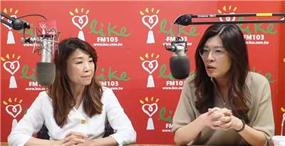 國民黨主席鄭麗文(右)27日接受廣播節目「蘭萱時間」專訪。(翻攝中廣流行網 i like radio YouTube頻道)

