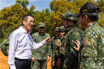 國防部長顧立雄28日視導北測中心，並關心官兵訓練與生活狀況。(圖:軍聞社提供)