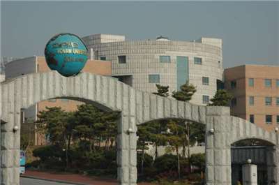 韓國光州私立的湖南大學爆出逾百名中國學生持假學歷入學事件，韓國法務部已經展開調查。圖為光州湖南大學正門。(圖取自湖南大學官網)