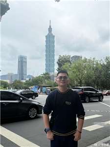 聽友:(微博名:洪湖黃家口)來台北與101大樓合照