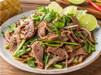 過去國際市場對泰國料理的印象，多集中於經典菜色如炒麵與酸辣湯等。近年隨著飲食習慣轉變，結合健康與風味的料理逐漸受到青睞，使原本在地常見的牛肉涼拌類料理進一步拓展至國際市場。圖為
泰式牛肉沙拉。(AI生成圖)