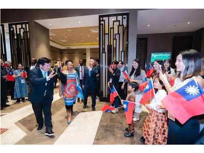 外交部長林佳龍(前左)這次「排除萬難」訪問史瓦帝尼，外交部28日表示，基於安全與慣例，對相關細節沒有評論。圖為史國外長戴柏莉(前左二)歡送林佳龍 (外交部提供)