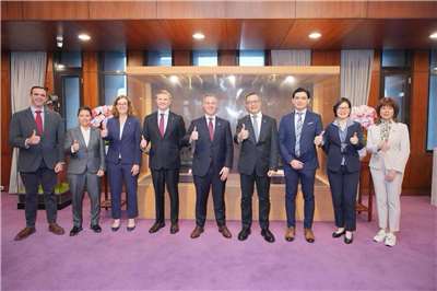 美國聯邦參議員班克斯(Jim Banks，中)訪問台灣，外交部次長陳明祺(右4)設宴歡迎。圖為與宴貴賓合影。(外交部提供)